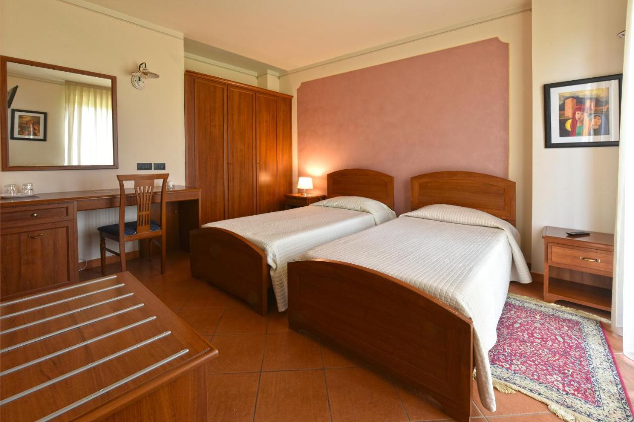 Hotel Ristorante Borgovecchio Montegrosso dʼAsti Exterior foto